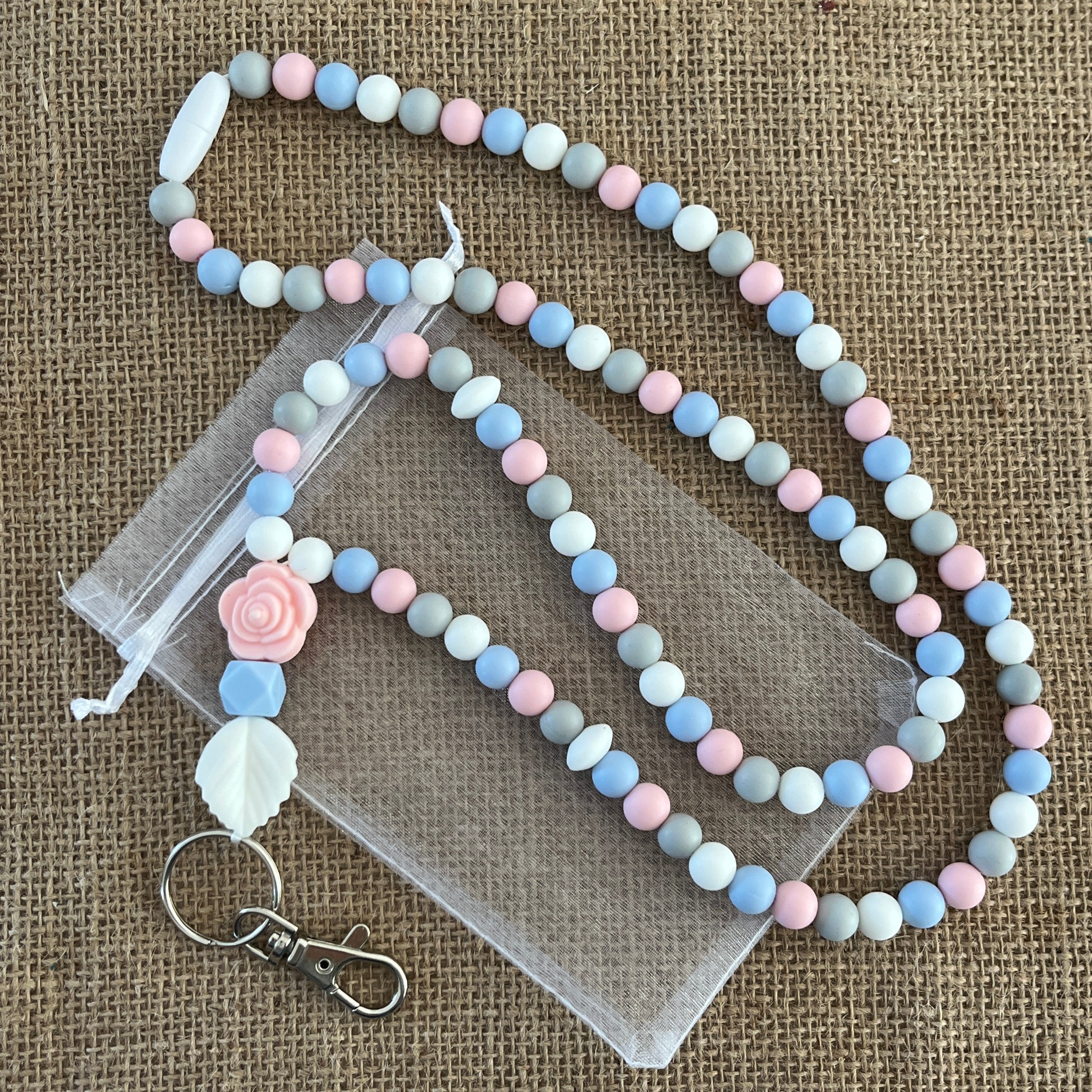 Porte badge pour soignant Bleu ciel, blanc, gris et rose, pratique et léger