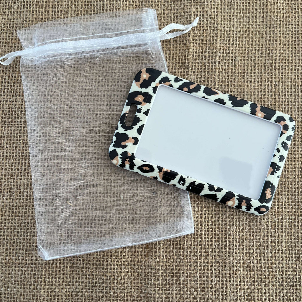 etui badge leopard blanc rigide protection cartes identite