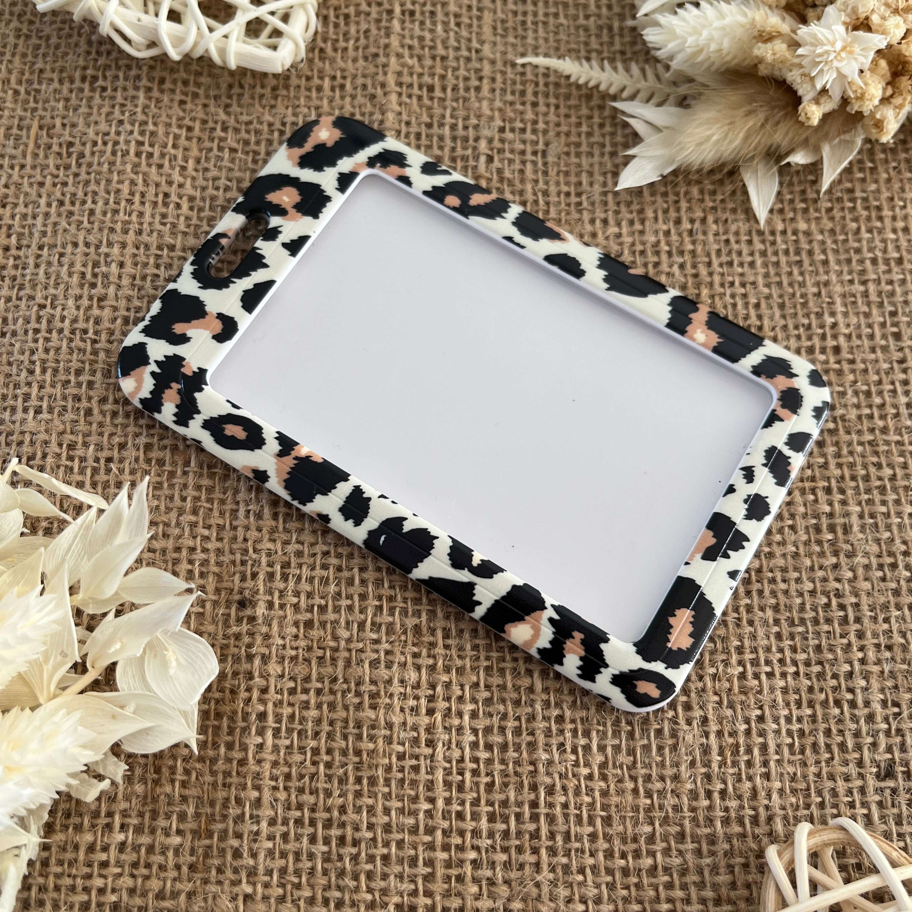 porte carte leopard blanc badge rigide élégant