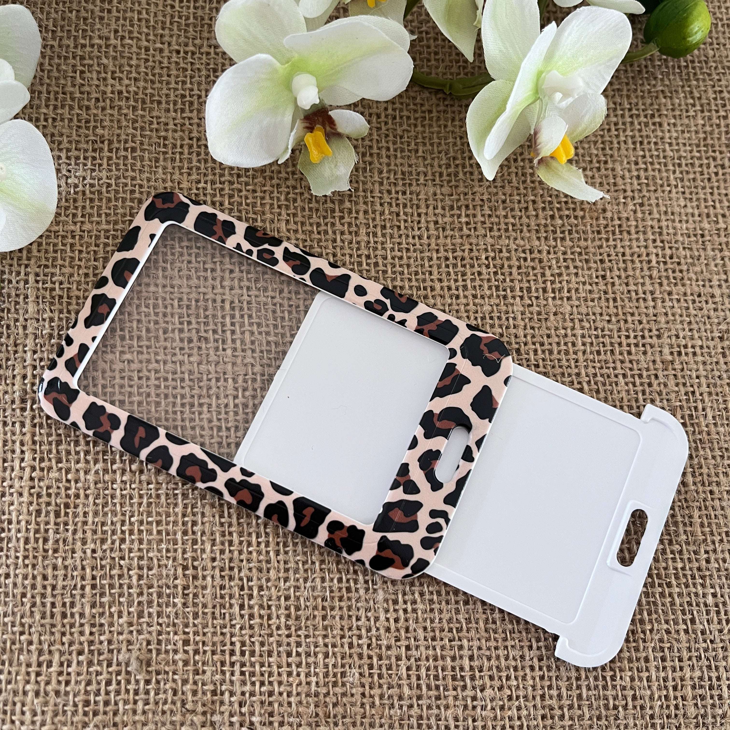 Porte-cartes compact à motif léopard, noir et marron idéal pour carte d’identité, badge ou carte de transport.