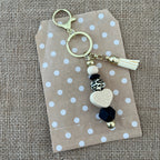 Porte-clés artisanal en silicone avec mousqueton, cœur beige, perles noires et motif léopard, idée cadeau femme originale.