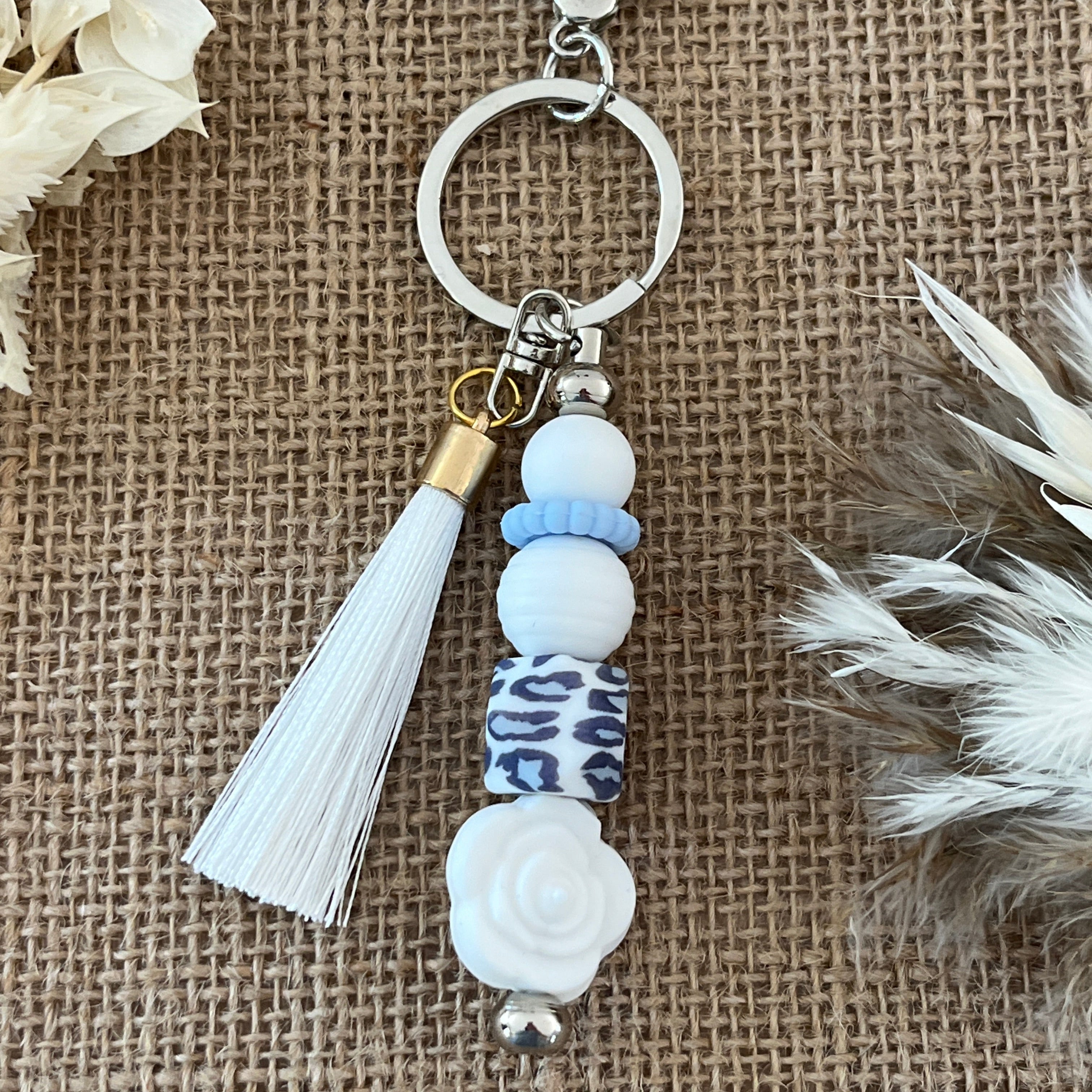 Porte-clés artisanal en silicone avec mousqueton, fleur, perles bleu et motif léopard, idée cadeau femme originale