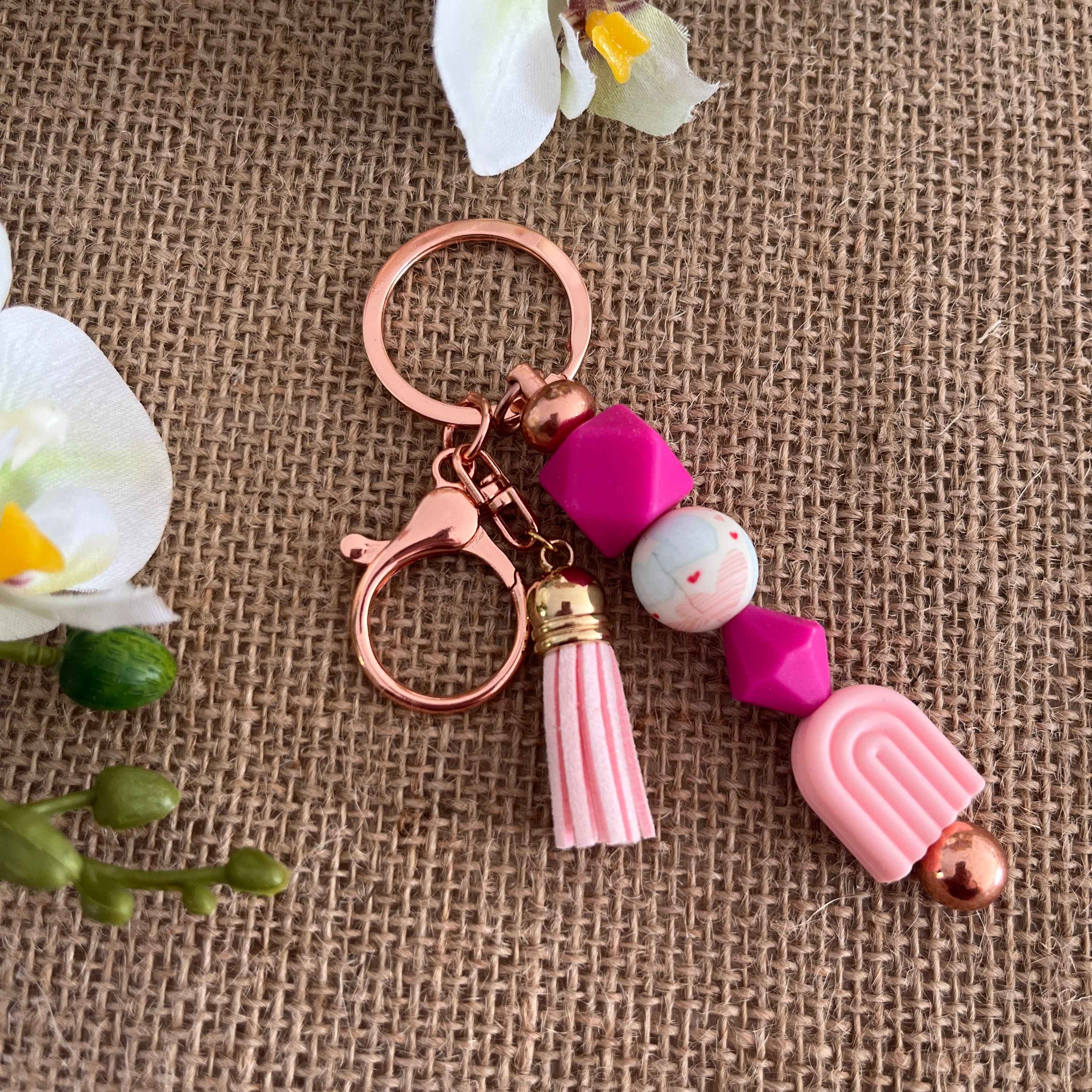 Porte-clés arc-en-ciel rose avec pompon