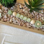 Porte-clés personnalisé en perles de silicone avec prénom, beige et vert