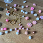 Bijou de sac chien en perles de silicone – Porte-clé pompon blanc – Accessoire sac fait main Lanyard & Co