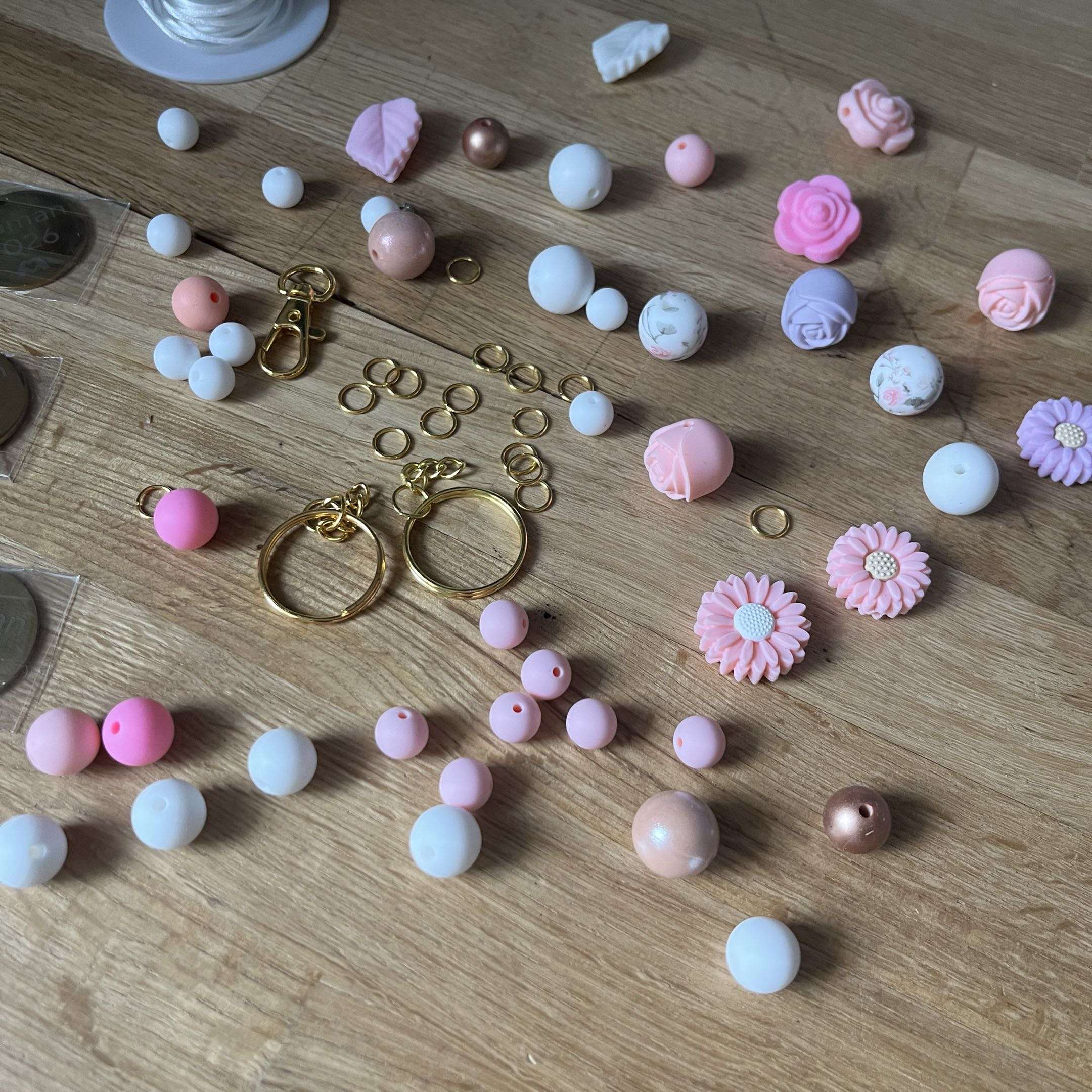 Bijou de sac chien en perles de silicone – Porte-clé pompon blanc – Accessoire sac fait main Lanyard & Co