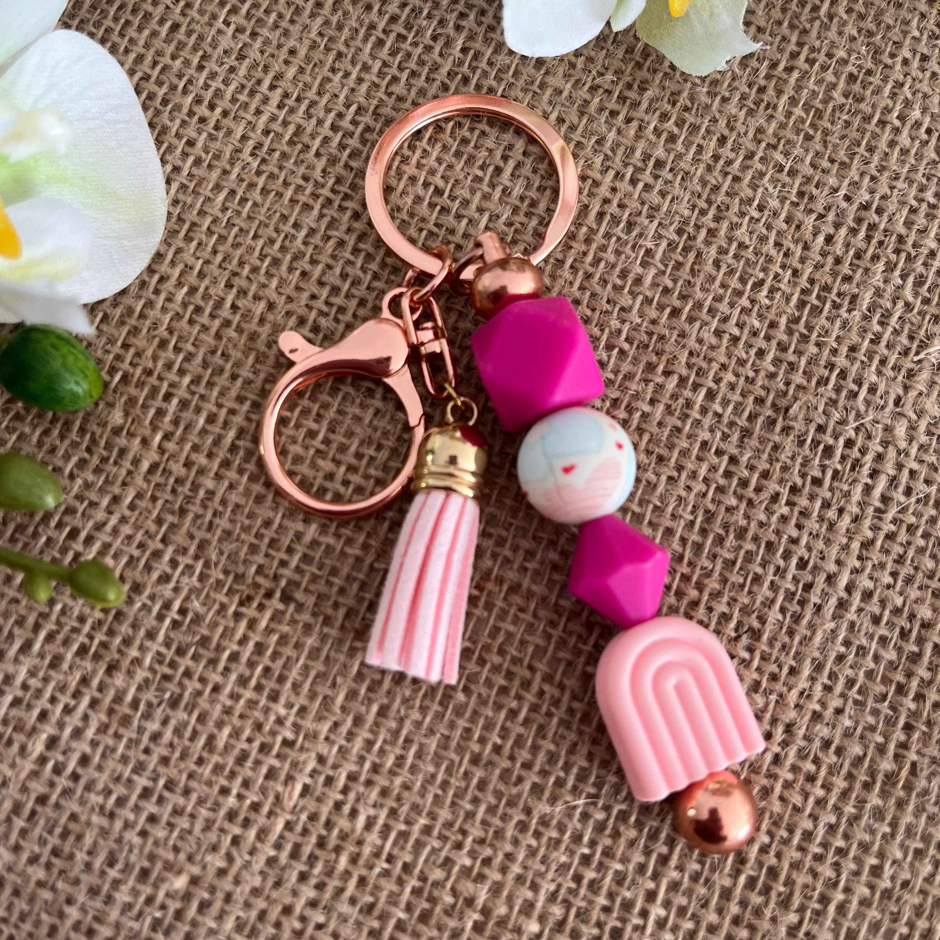 Porte-clés arc-en-ciel rose avec pompon