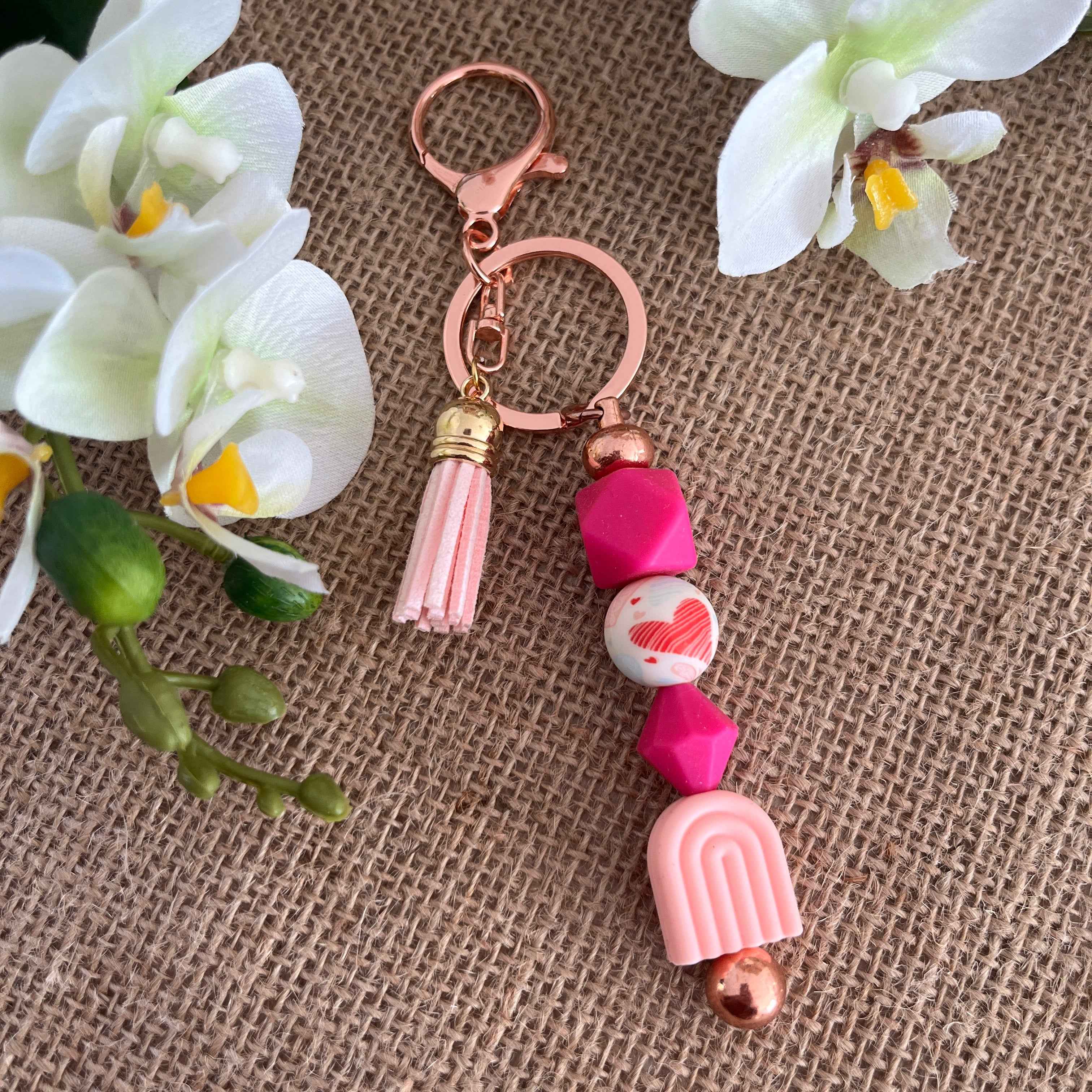 Porte-clés arc-en-ciel rose avec pompon