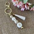 Porte-clés Marguerite Beige & Perle Léopard – Bijou de Sac Bohème Chic avec Pompon