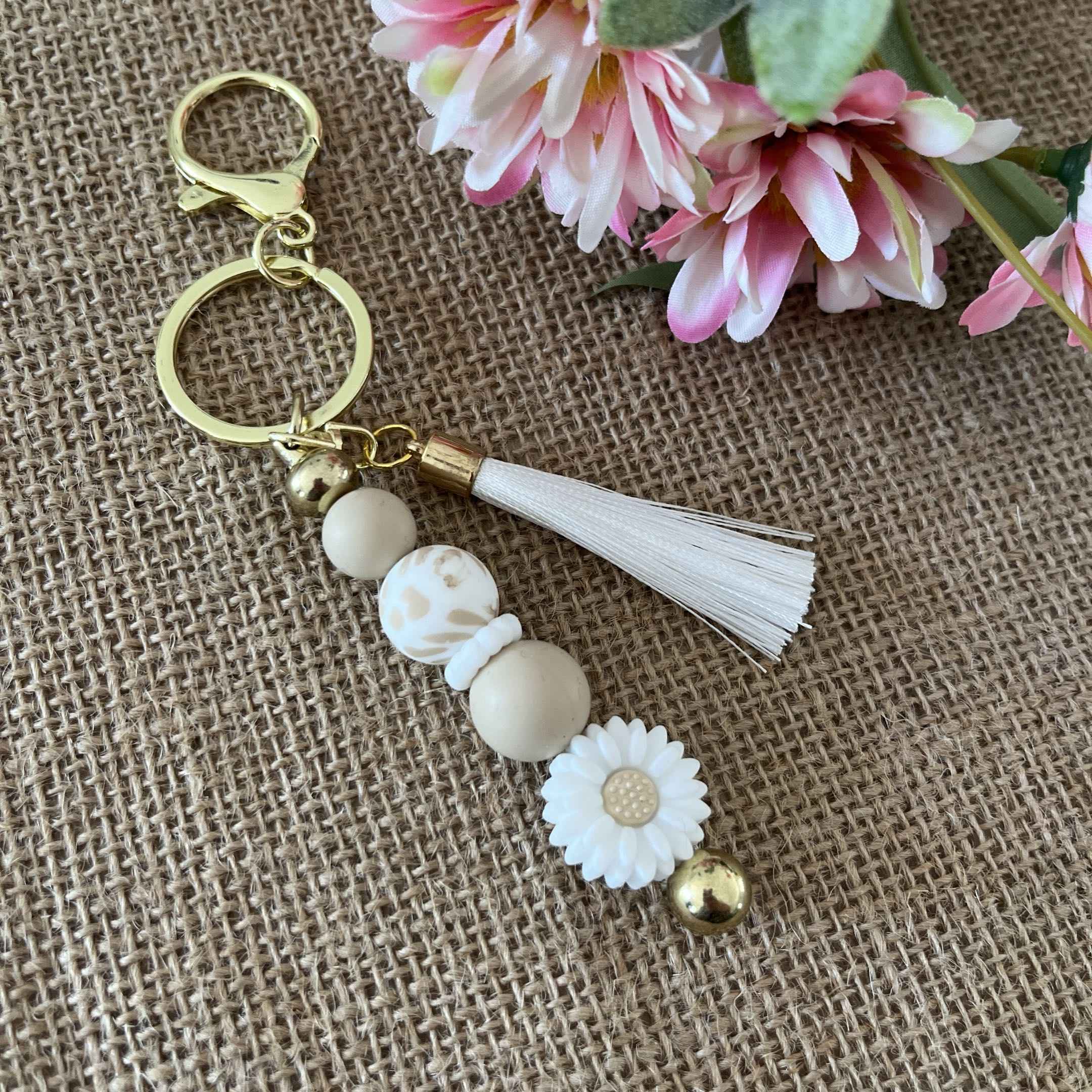 Porte-clés Marguerite Beige & Perle Léopard – Bijou de Sac Bohème Chic avec Pompon
