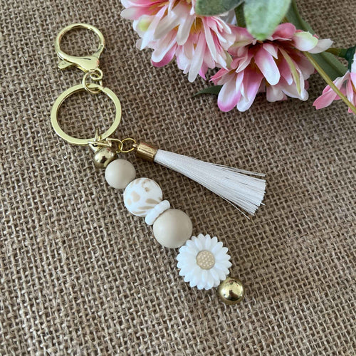 Porte-clés Marguerite Beige & Perle Léopard – Bijou de Sac Bohème Chic avec Pompon