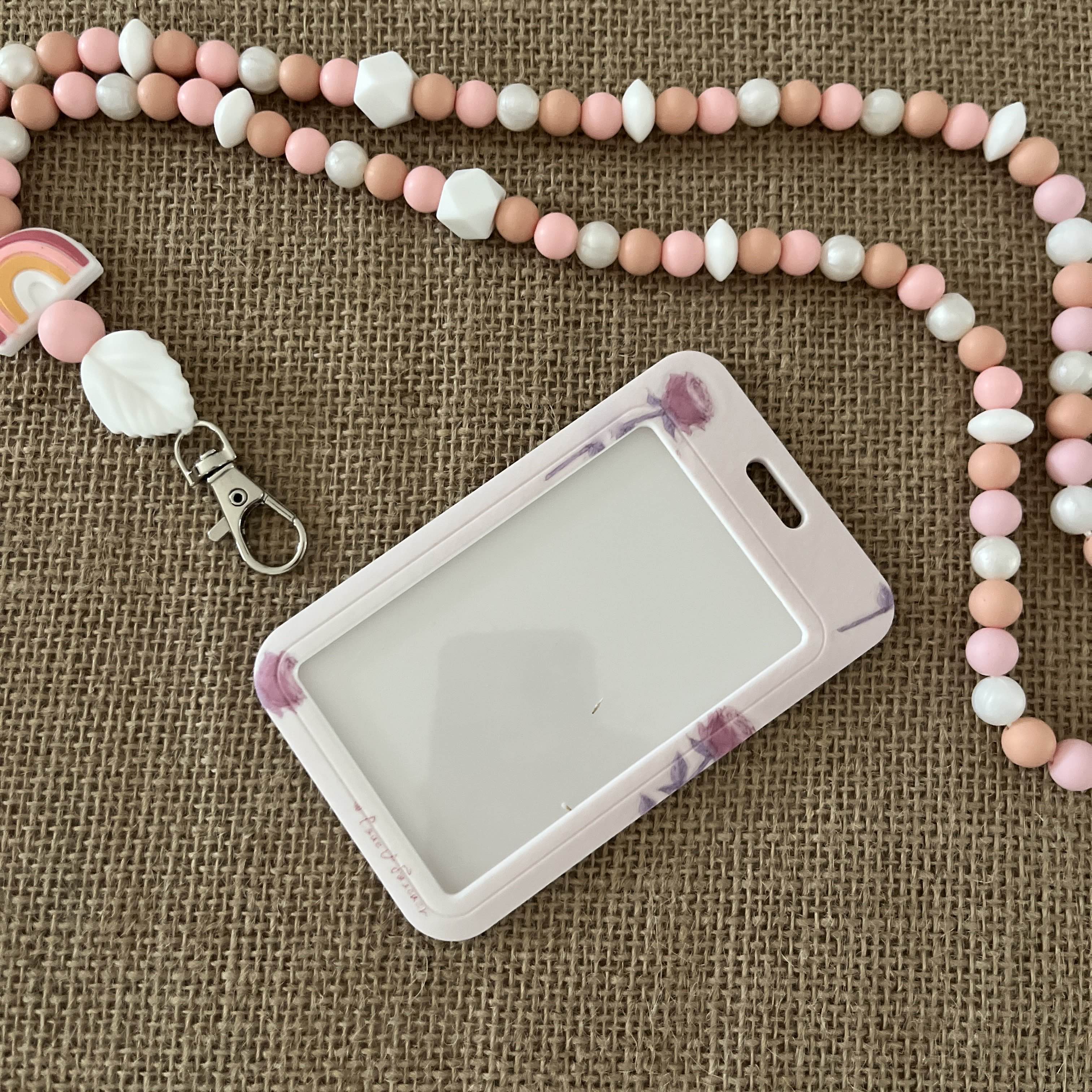 porte carte rigide coulissant, rose avec des dessins de roses seules