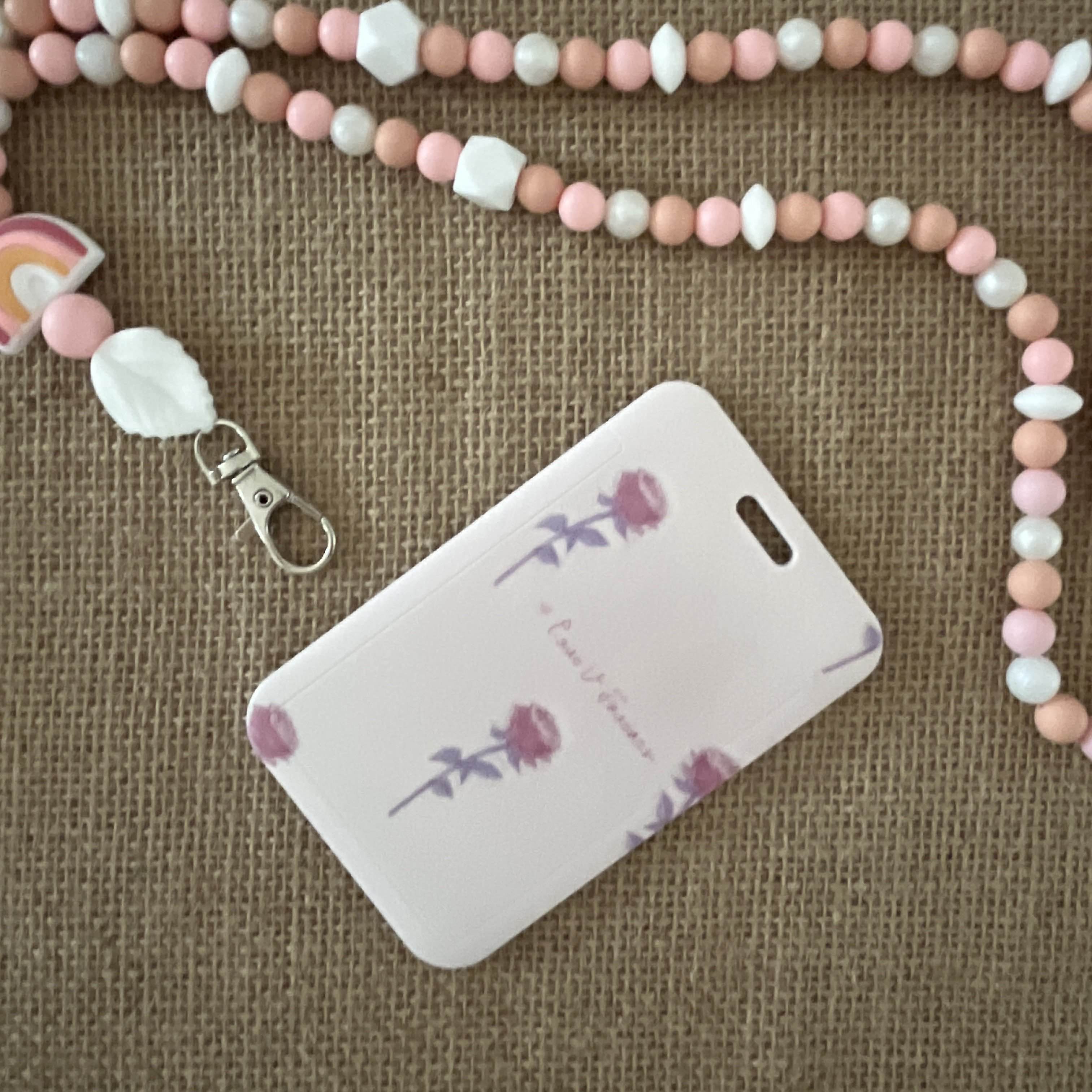 porte carte rigide coulissant, rose avec des dessins de roses seules