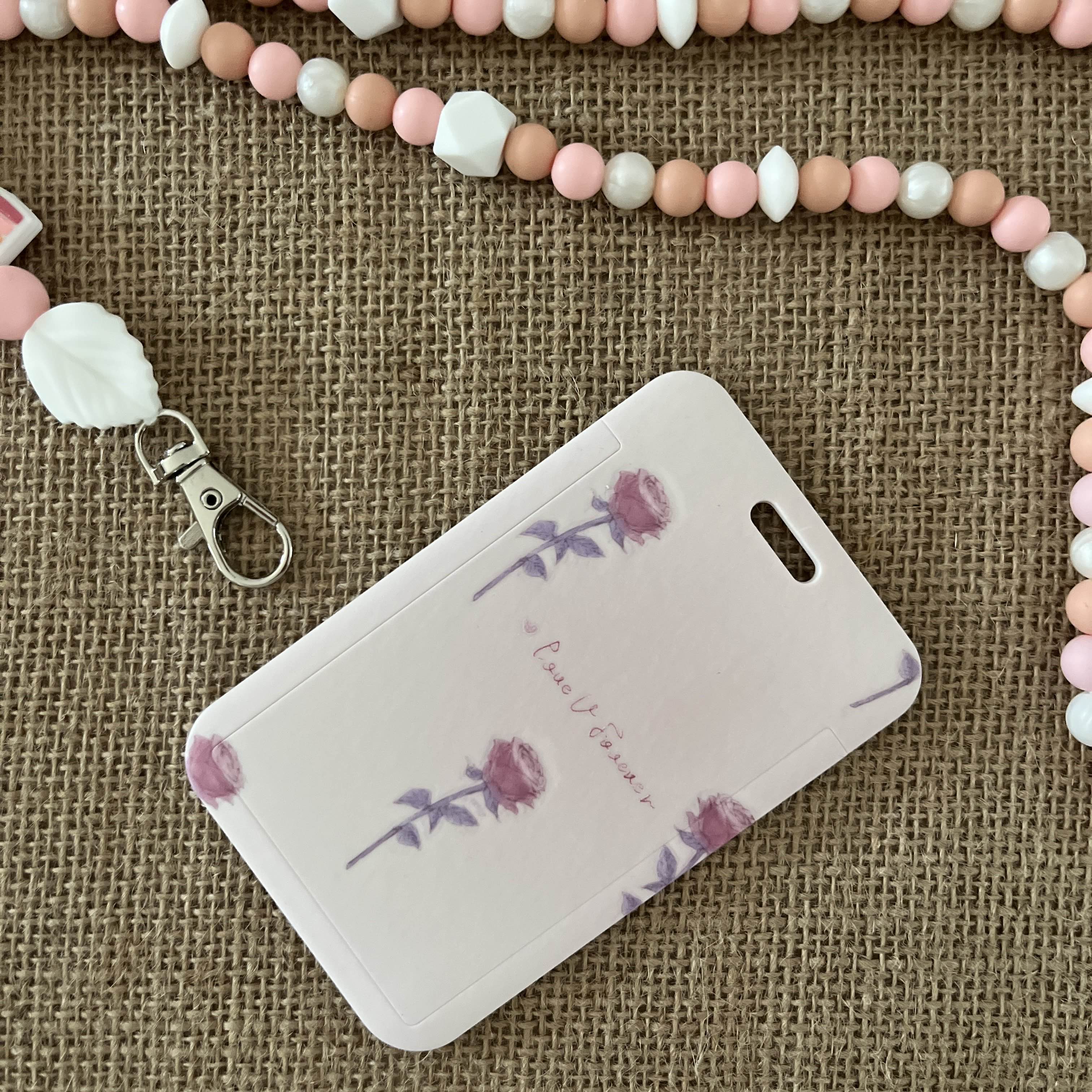 porte carte rigide coulissant, rose avec des dessins de roses seules