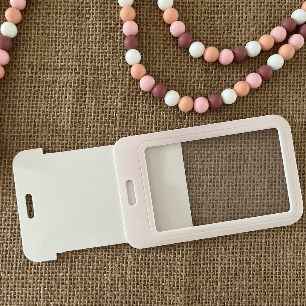 porte carte rigide coulissant, couleur rose clair avec 3 belles roses 