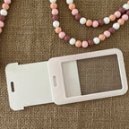 porte carte rigide coulissant, couleur rose clair avec 3 belles roses 