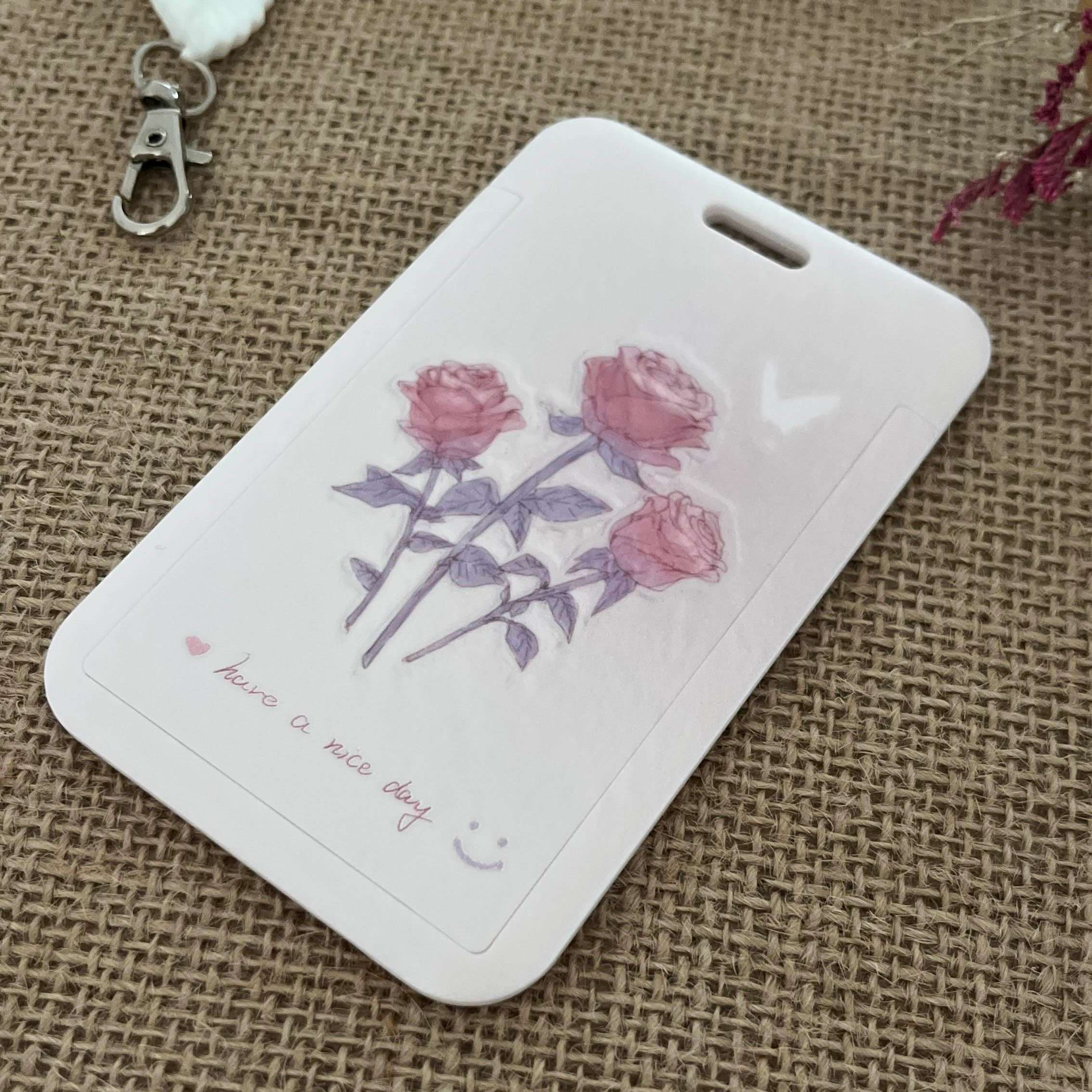 porte carte rigide coulissant, couleur rose clair avec 3 belles roses 