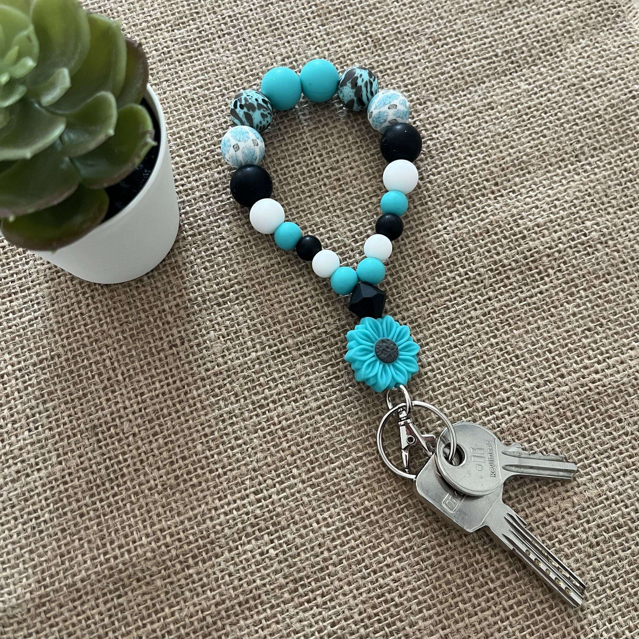 Porte-clés bracelet perlé turquoise & noir – Fleur décorative Ma boutique