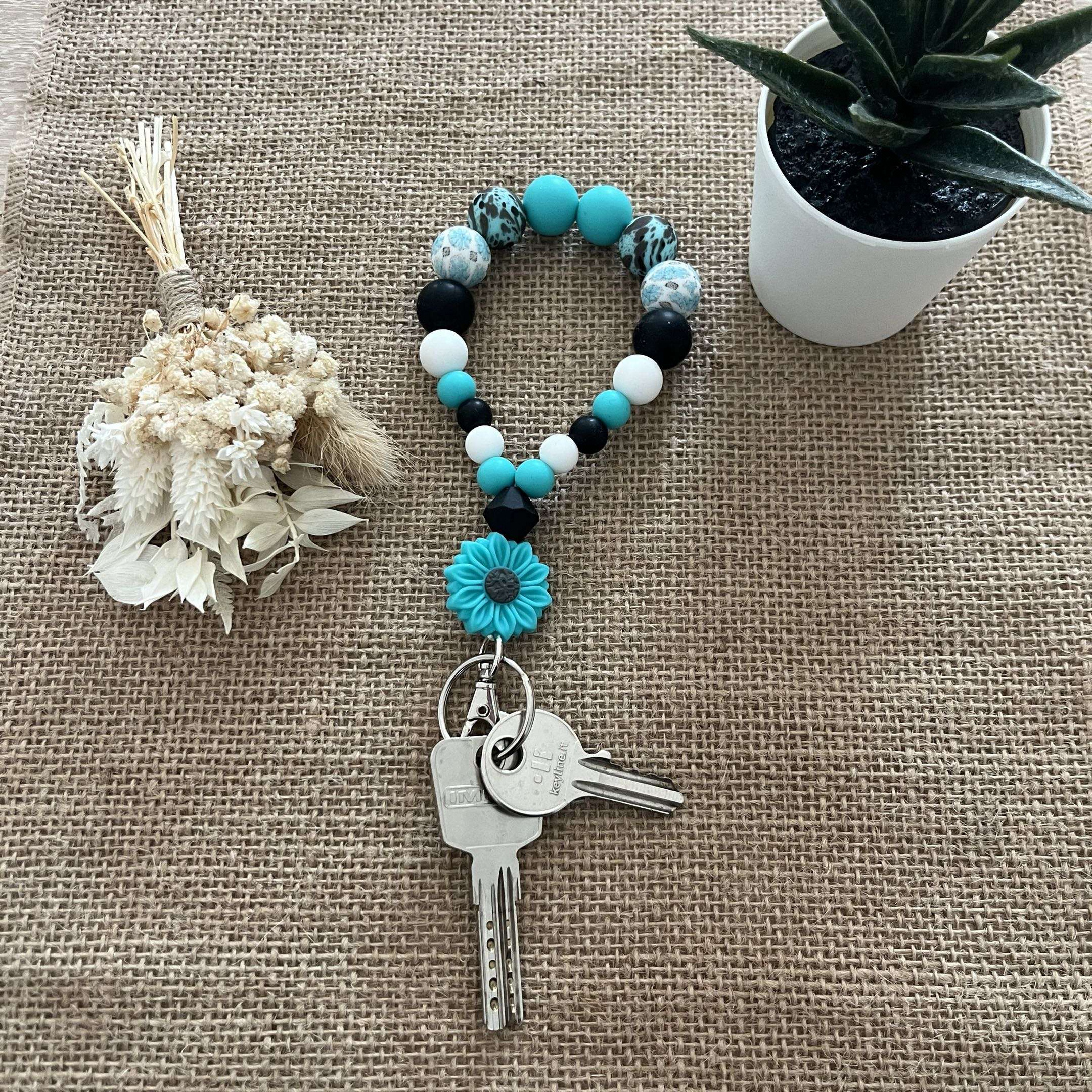 Porte-clés bracelet perlé turquoise & noir – Fleur décorative Ma boutique