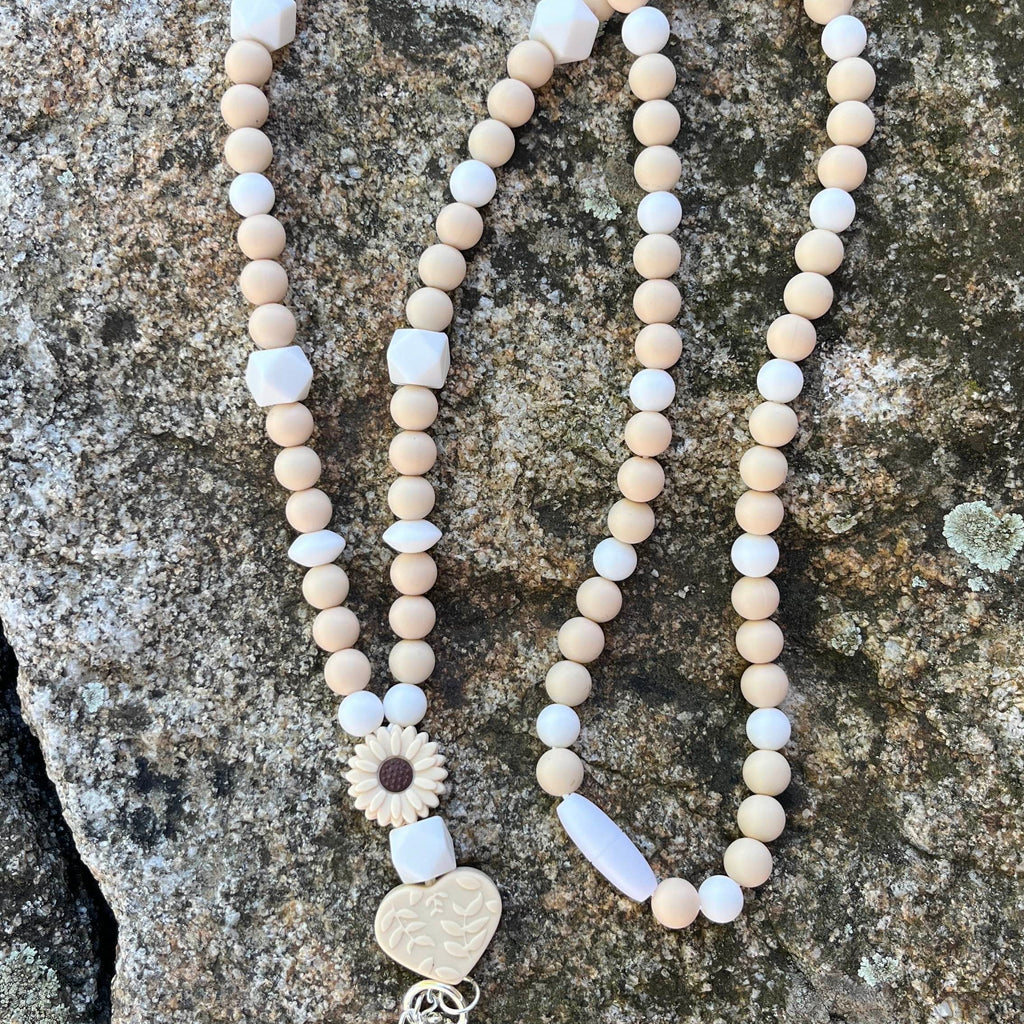 porte cartes en perles de silicone creme et blanc