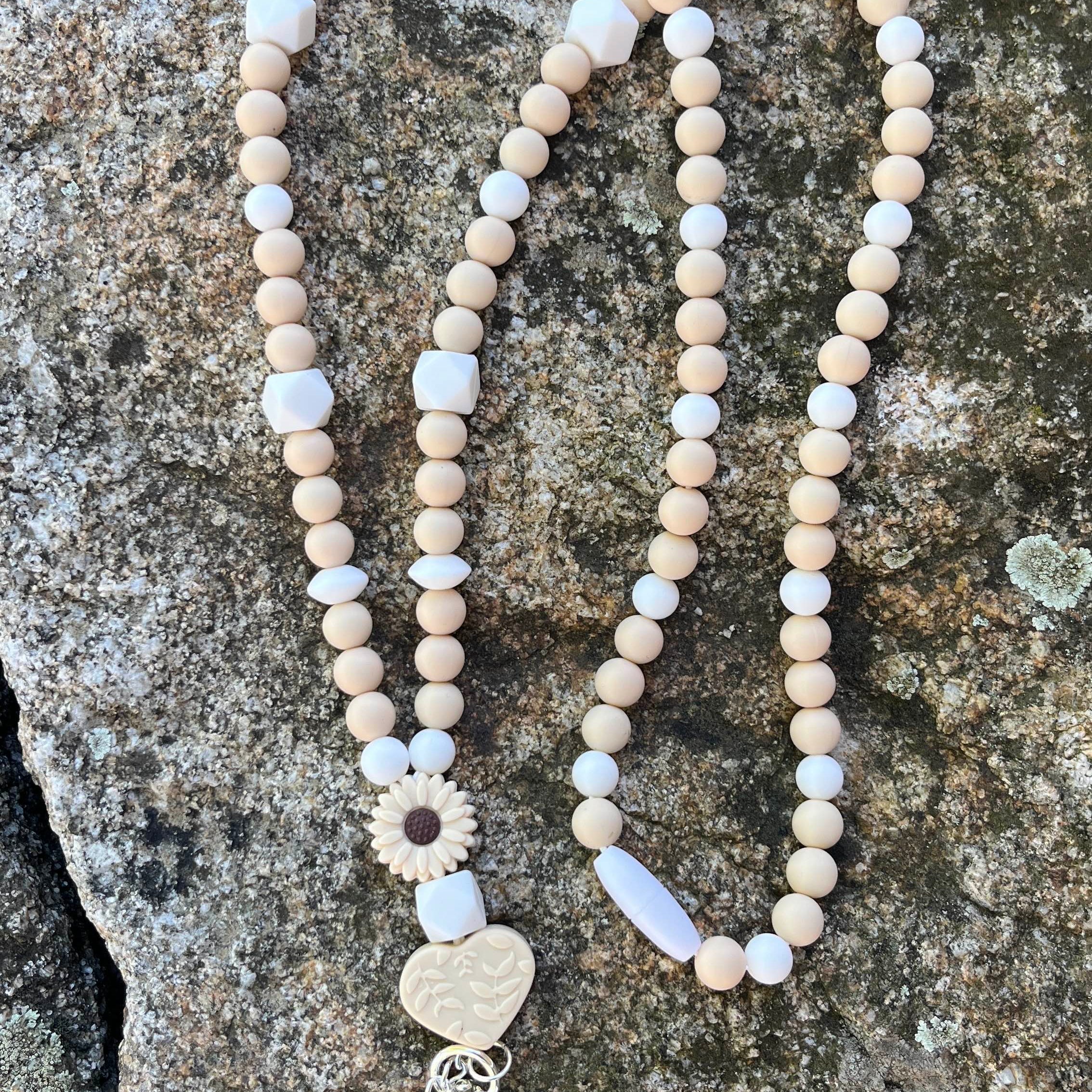 porte cartes en perles de silicone creme et blanc