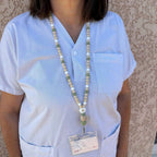 Lanyard porte-badge pour infirmière avec perles silicone et fleur décorative