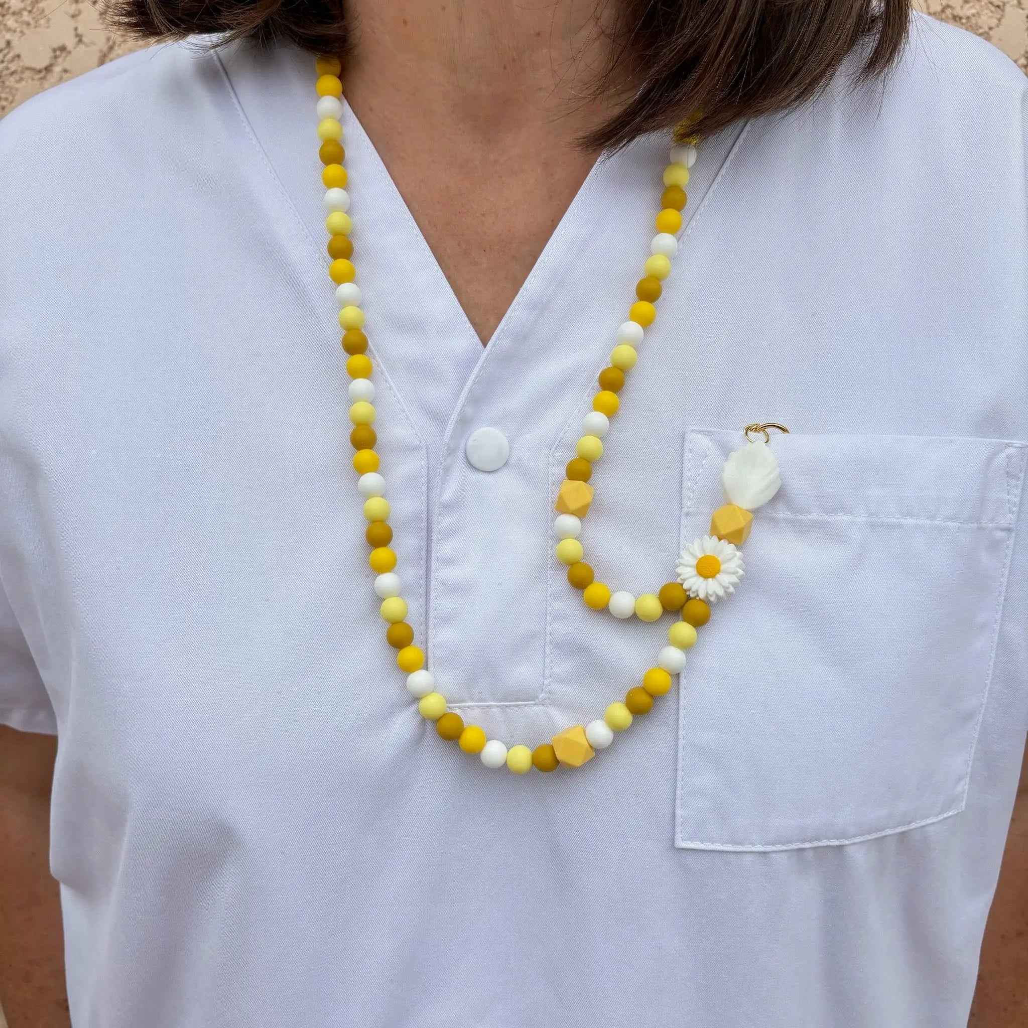 Porte badge infirmière personnalisé jaune moutarde élégant et confortable