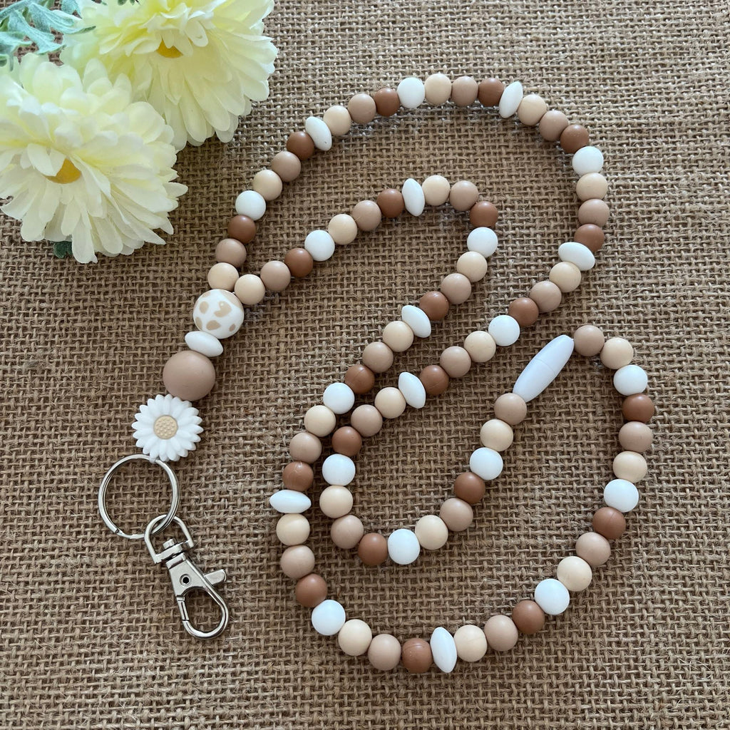 Tour de cou porte-badge artisanal léopard pour infirmière et aide-soignante, livré dans un pochon en organza.
