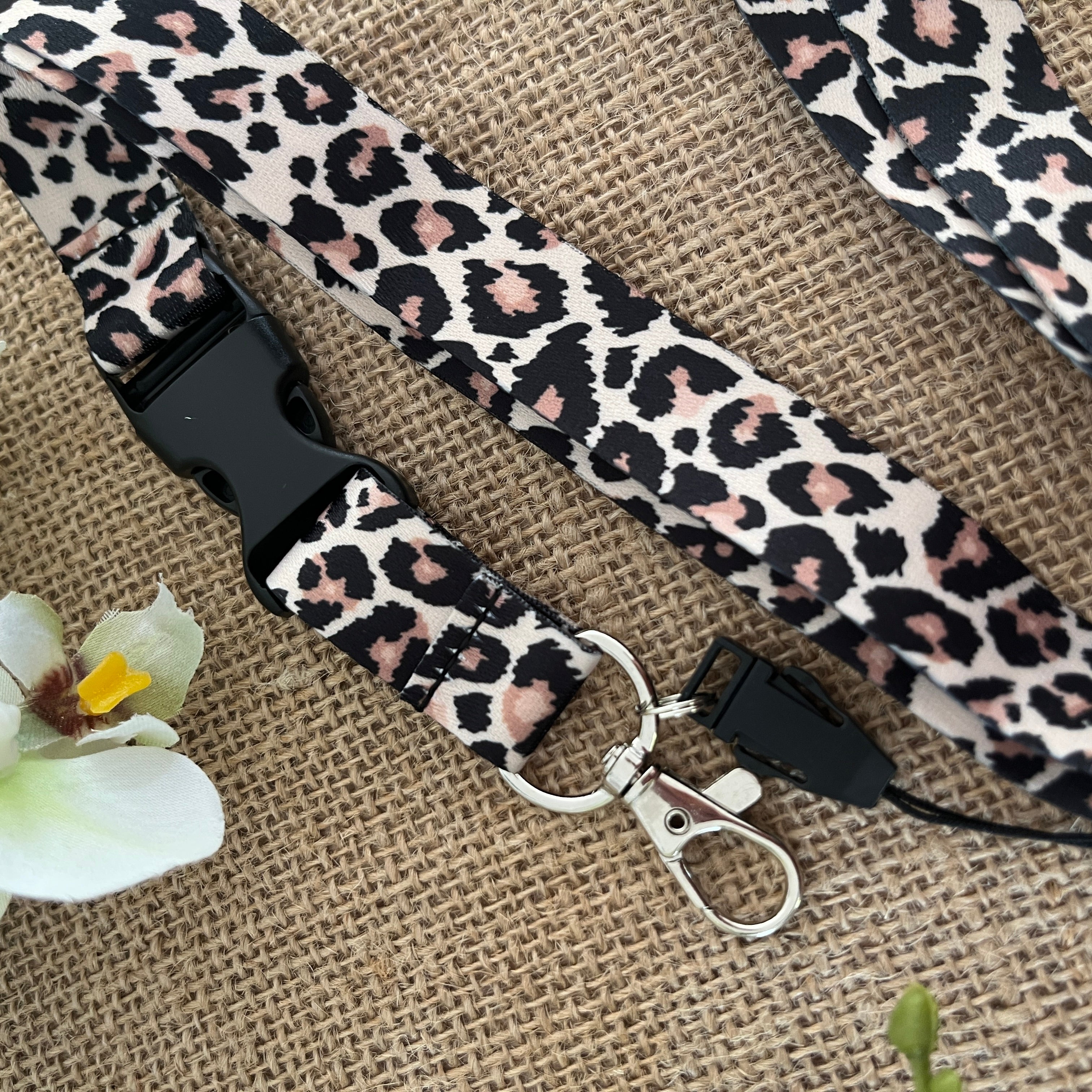 Lanyard motif léopard élégant avec clip détachable et attache badge